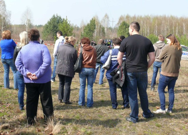 W miejscu, gdzie doszło do zabójstwa, podczas wizji lokalnej zebrało się kilkudziesięciu mieszkańców Kłyżowa.