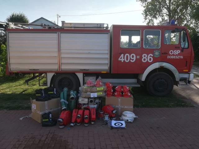 Druhowie z Ochotniczej Straży Pożarnej w Dobieszynie z dotacją na zakup nowego samochodu gaśniczego. Wsparcie otrzymają też inne jednostki w powiatu białobrzeskiego.