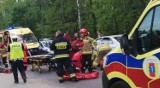 Groźny wypadek w Bedoniu Przykościelnym w gminie Andrespol. Motocyklista wjechał w kobietę i dziecko! Na miejscu lądowało LPR