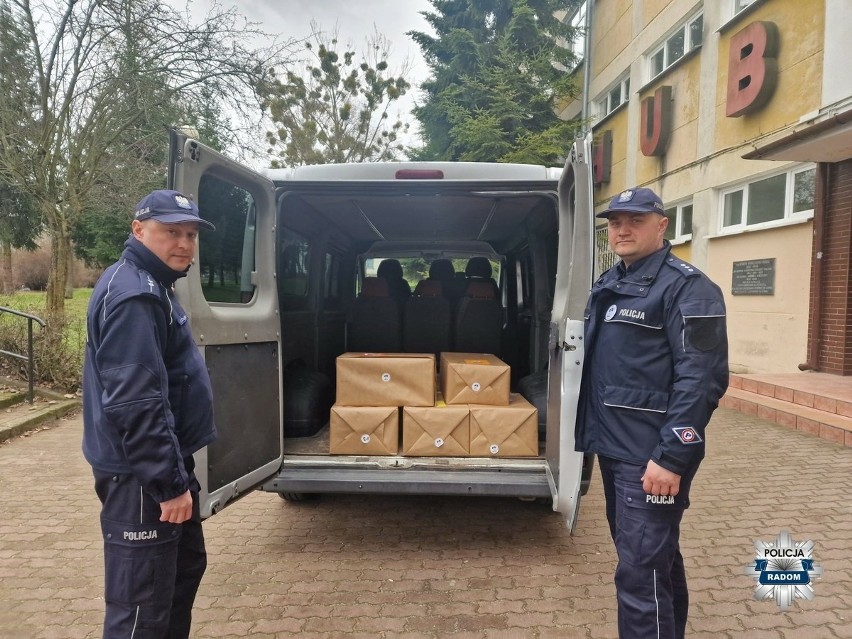 Funkcjonariusze radomskich służb przekazali wielkanocne paczki mieszkańcom miasta