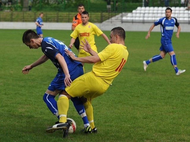 Piłkarze Czuwaju (żółte stroje) wygrywali z JKS-em do 82 minuty meczu.