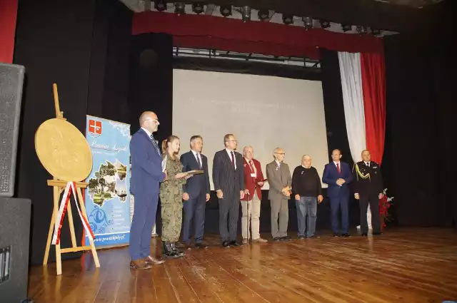 Osoby zasłużone dla działalności Towarzystwa otrzymały medale i wyróżnienia od ministra kultury. Z lewej Marek Łata.