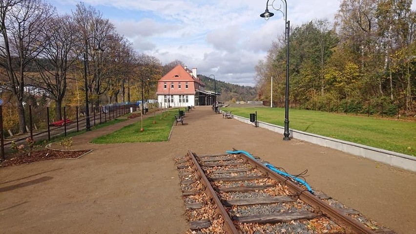 Remont zabytkowego dworca. Torów już/jeszcze nie ma [ZDJĘCIA, WIZUALIZACJE]