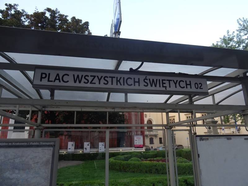 Wandale niszczyli przystanku w Krakowie