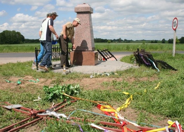 W poniedziałek po wypadku kapliczkę postawiono, ale metalowy krzyż wciąż leżał na ziemi