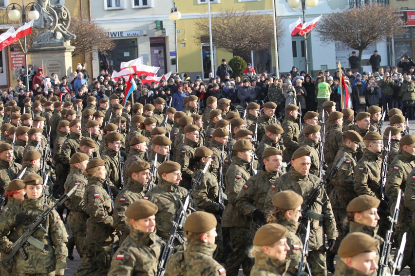 Na Placu Bartosza Głowackiego w Tarnobrzegu  „Terytorialsi” wypowiedzieli rotę przysięgi wojskowej. Było bardzo uroczyście (duzo zdjęć)