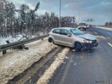 Volkswagen polo uderzył w bariery energochłonne na obwodnicy Niemodlina