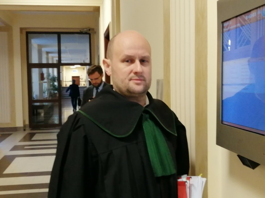 Oskarżonego broni adwokat Krzysztof Żelechowski.
