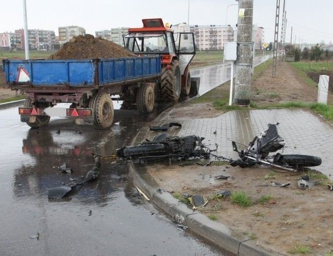 Kolno. Wypadek motorowerzysty. Zderzył się z ciągnikiem (zdjęcia)