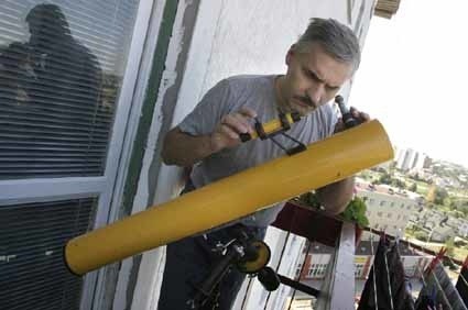 Balkon mieszkania w bloku służy mu za obserwatorium. - Widać stąd cały wszechświat - mówi Andrzej Trzpis, astronom - amator z Rzeszowa.