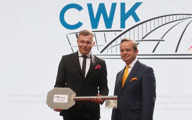 Tak było na otwarciu Centrum. Marszałek Władysław Ortyl przekazał klucz do obiektu Kamilowi Szymańskiemu, prezesowi zarządu CWK Operator.