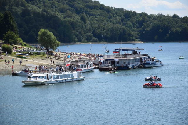 Sporo turystów odwiedza Jezioro Solińskie.