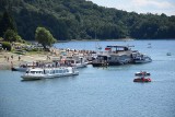 Solina - tłumy turystów nad jeziorem. Sporo rejestracji z odległych miejsc w Polsce i zagranicznych [ZDJĘCIA]