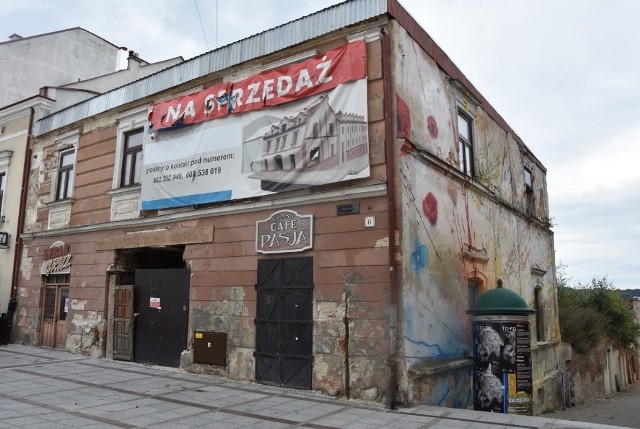 Kamienica przy Rynku 6, położona w centrum Tarnowa od lat straszy swoim wyglądem. Miasto ma pomysł by zmienić oblicze tego obiektu i utworzyć tam Centrum Dialogu i zimowy ogród.