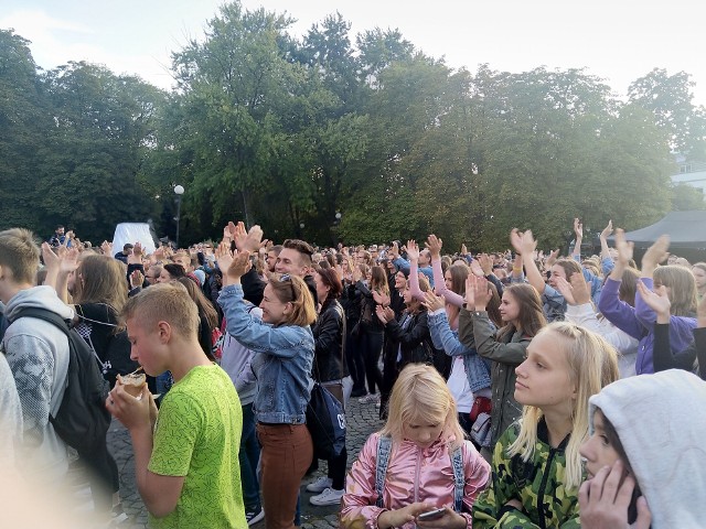 Kilka tysięcy osób z całego regionu radomskiego przybyło w tym roku na Plac Corazziego na dziewiątą edycję Apelu Młodych. Z tej okazji był koncert muzyki chrześcijańskiej i spotkanie z gościem specjalnym - Jaśkiem Melą.