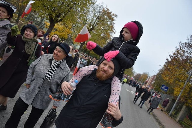 Przed nami takie Święto Niepodległości, jakiego jeszcze nigdy, żadne z nas nie doświadczyło. W 102. rocznicę odzyskania Niepodległości... możemy zasiąść przed ekranami komputerów lub smartphonów i świętować w ten sposób. Innego w wyjścia w czasach pandemii nie ma.Warto jednak podkreślić, że chociaż czasy są niełatwe, to gorzowianie mają powód, by podziękować wszelkim instytucjom, które pomimo pandemii, postanowiły coś zrobić. Może owszem, w tym roku, wszyscy nie spotkamy się na Placu Grunwaldzkim w towarzystwie mundurowych i czołgów, ale kilka sposobności do świętowania mieć będziemy. Kliknij link poniżej i sprawdź, jak możesz spędzić środę:PROGRAM ŚWIĘTA NIEPODLEGŁOŚCI 2020A teraz zachęcamy Was do powspominania czasów, kiedy maseczki dla nas nie istniały, nikt nie musiał utrzymywać dużego odstępu, a o koronawirusie nikt jeszcze nie słyszał... Zobaczcie, jak świętowaliśmy!