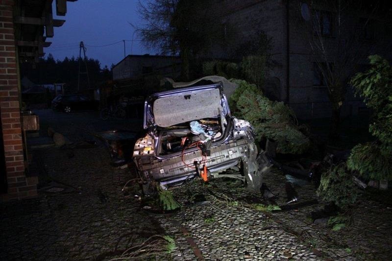 Volvo dachowało w Dębskiej Kuźni. Kierowca jest ranny.