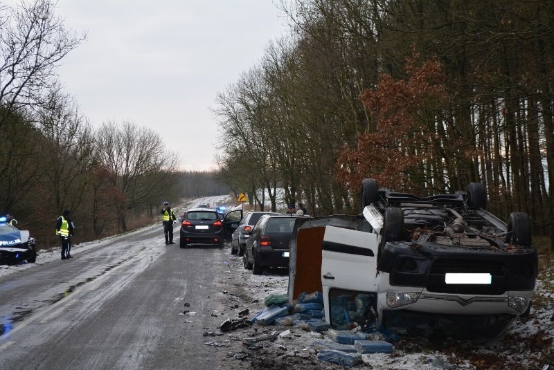 Wypadek pod Pełczycami. Kierowca staranował policyjny radiowóz a następnie dachował [zdjęcia]