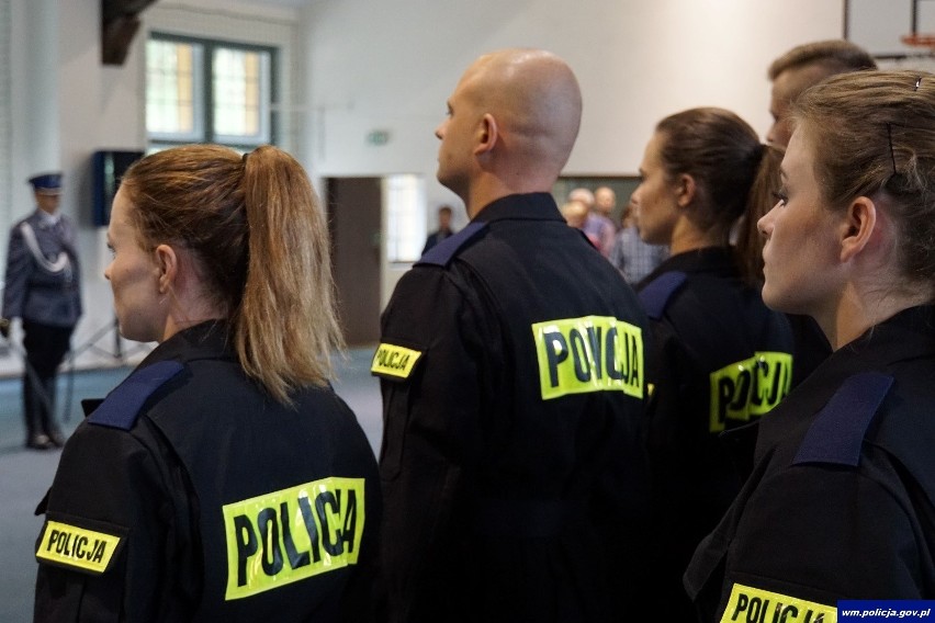 Nowi policjanci i policjantki w szeregach warmińsko-mazurskiej policji. Dwójka trafi do Ełku (zdjęcia)