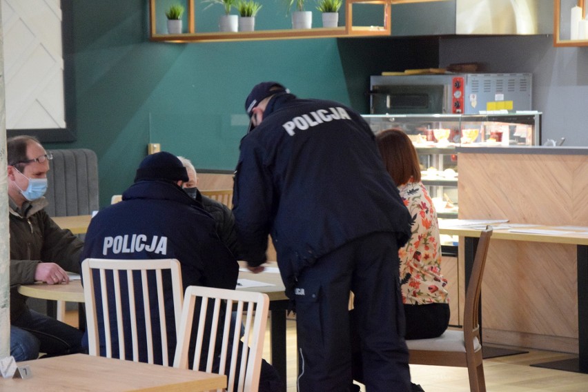 Policja i sanepid w otwartym mimo obostrzeń Family Bistro w Kielcach! Zobaczcie zdjęcia i film z kontroli