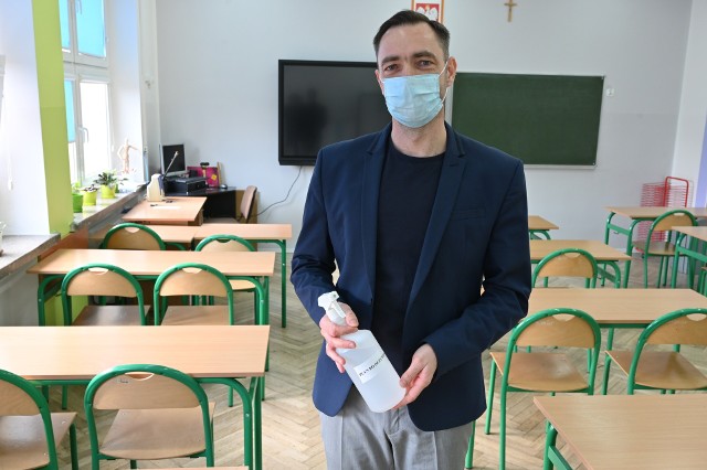 Jakub Pieron, dyrektor Szkoły Podstawowej numer 12 imienia Bohaterów Westerplatte w Kielcach przyznaje, że uczniowie bardzo tęskną za szkołą, nie mogą doczekać się powrotu, ale nauka zdalna idzie w tej chwili już bardzo sprawnie.