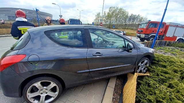 Wypadek na rondzie Modzelewskiego przy stadionie na Pilczycach. 19.04.2022