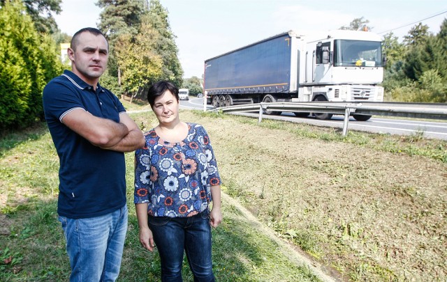 Waldemara Stachura i Grażyna Nycz, którzy mieszkają obok feralnego zakrętu w Lutczy, mają już dosyć ciągłego widoku wypadających z drogi pojazdów. - Trzeba wreszcie coś z tym zrobić! - uważają