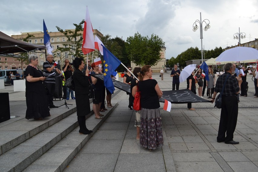 Czarny marsz KOD w Częstochowie