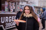 Zlot Food Trucków w Tarnobrzegu. W sobotę i niedzielę na Rynku zjesz różne potrawy! Tak też pomożesz Bartoszowi Jędrasikowi w walce z SMA.