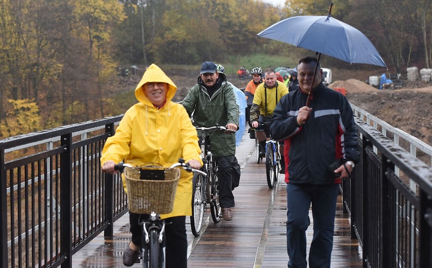 W strugach deszczu przejechali nową ścieżką rowerową