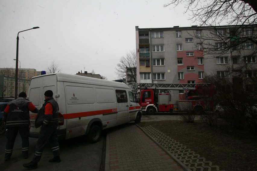 Wybuch gazu w bloku na Dąbrowskiego w Łodzi. Kilkadziesiąt osób ewakuowano [ZDJĘCIA]