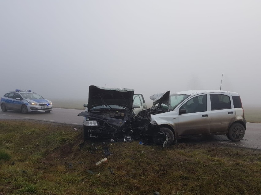 Pasieczniki Duże. Wypadek na DW 685 na trasie Hajnówka - Kleszczele. Zderzyły się dwa auta osobowe. Cztery osoby ranne [19.12.2019]