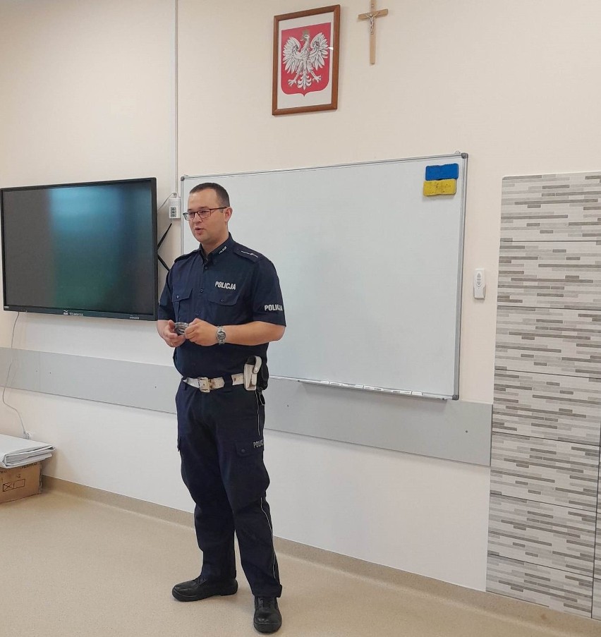 Kolejne spotkanie z absolwentem szkoły w Ujeździe. Tym razem uczniów odwiedził Piotr Kowalski, policjant ze Staszowa. Zobacz zdjęcia