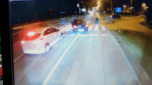 Jastrzębie-Zdrój. Pirat drogowy omal nie rozjechał ludzi na pasach! Policja poszukuje świadków.Zobacz kolejne zdjęcia. Przesuwaj zdjęcia w prawo - naciśnij strzałkę lub przycisk NASTĘPNE