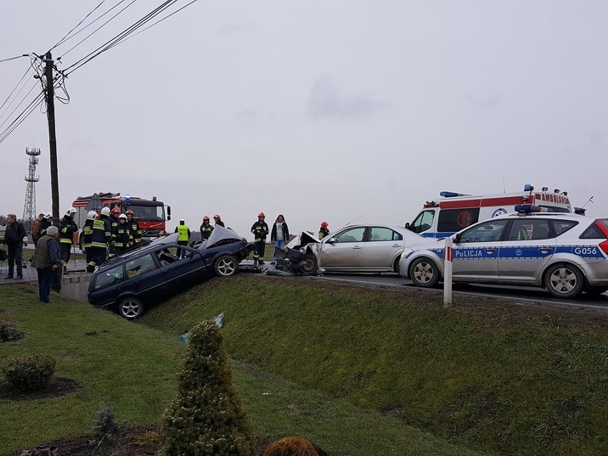 Czołowe zderzenie pod Krakowem, jedna osoba została ranna