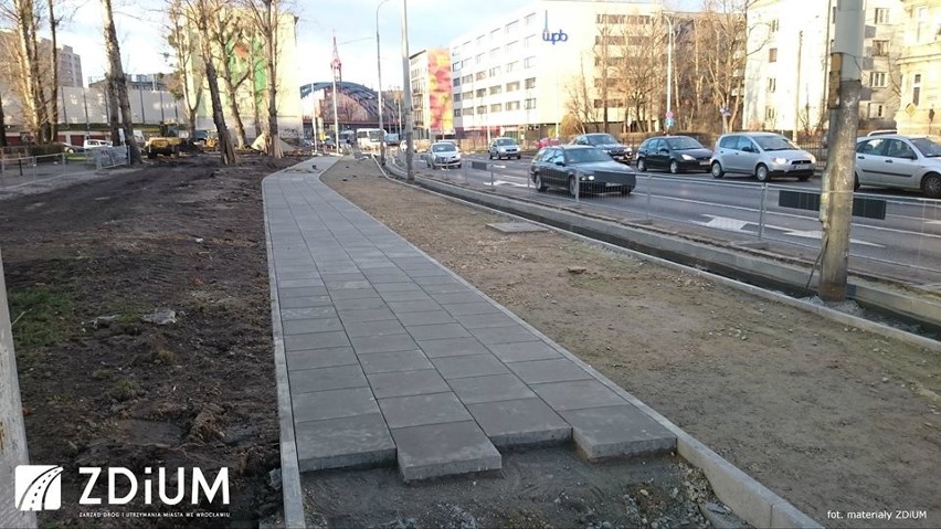 Trwa budowa trasy rowerowej wzdłuż ul. Grabiszyńskiej. Powinna być gotowa wiosną