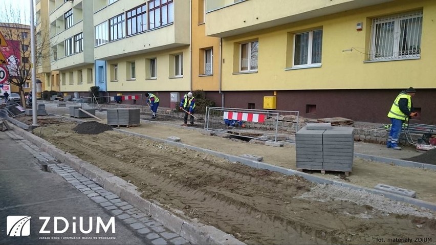 Trwa budowa trasy rowerowej wzdłuż ul. Grabiszyńskiej. Powinna być gotowa wiosną