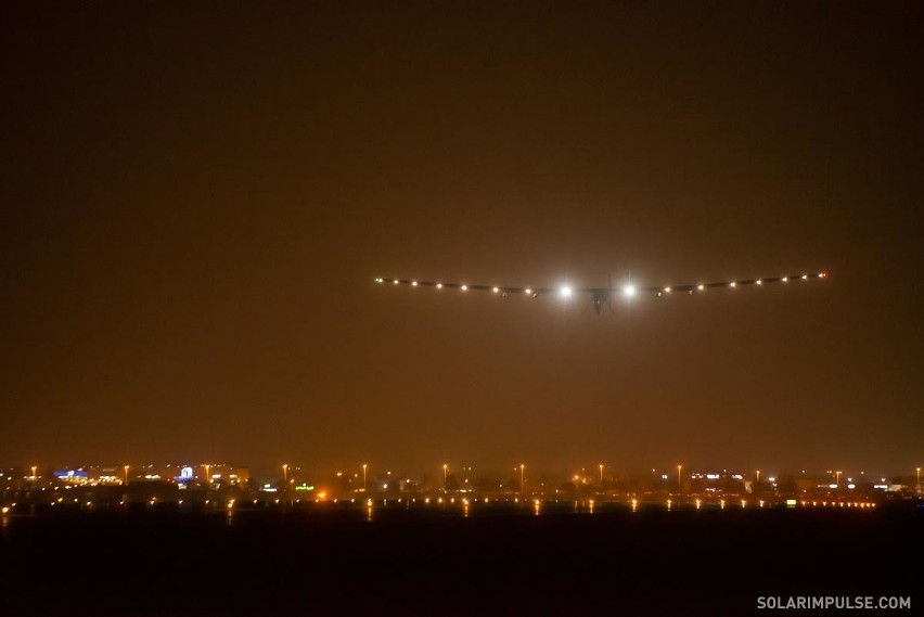Samolot Solar Impulse 2 napędzany energią słoneczną leci...