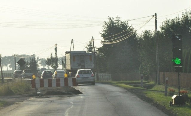 Remontowany odcinek drogi w Łowoszowie.