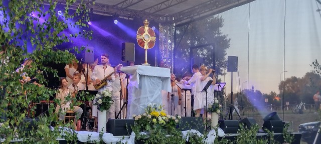 16 czerwca na placu przy kościele Ducha Świętego w Zielonej Górze odbyło się V Zielonogórskie Uwielbienie.