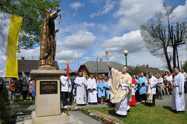 Poświęcenia pomnika św. Jana Pawła II dokonał wiceprowincjał ksiądz dr Zenon Hanas