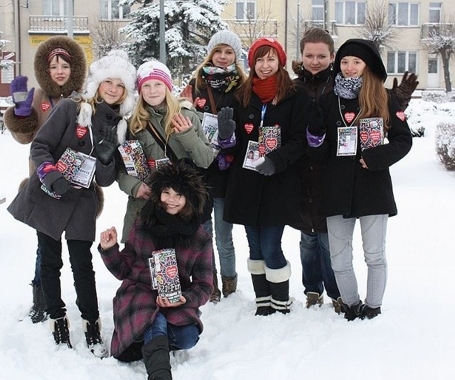 Na terenie powiatu staszowskiego kwestuje dziś kilkuset wolontariuszy. Na zdjęciu grupa ze sztabu w Bogorii.