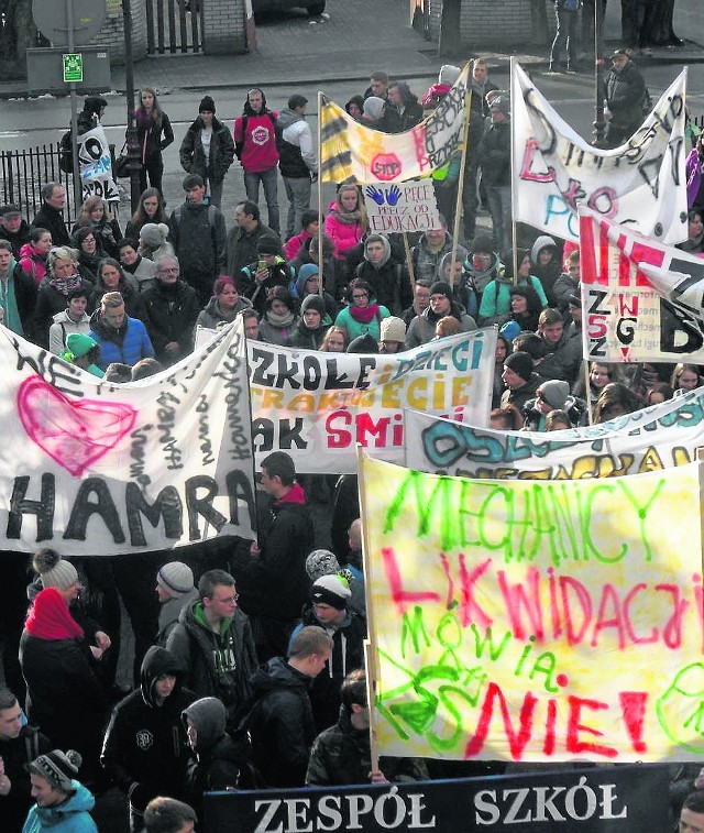 Przed żywieckim starostwem protestowali uczniowie i ich rodzice oraz nauczyciele ze szkół w Żywcu i Węgierskiej Górce 