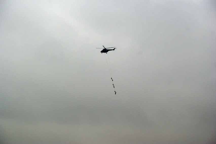 Helikopter latający od wczoraj nad centrum Rzeszowa wzbudza...
