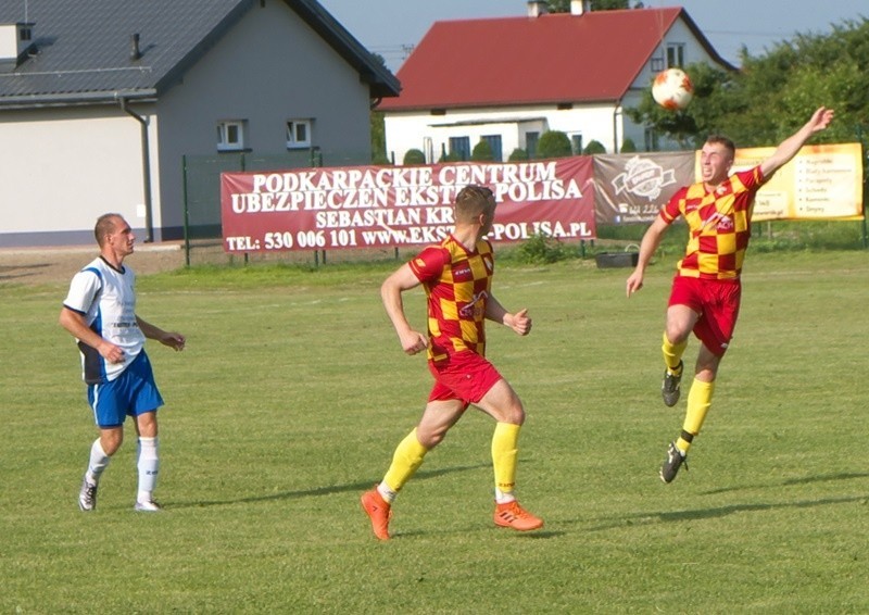 Gorliczanka (biało-niebieskie stroje) wygrała z UNUM Babice...