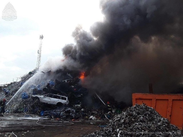 Trwa szacowanie strat i ustalanie dokładnych przyczyn zdarzenia. Czytaj dalej na kolejnym slajdzie: kliknij strzałkę „w prawo", lub skorzystaj z niej na klawiaturze komputera.Czytaj też:  Top najlepszych używanych samochodów! 