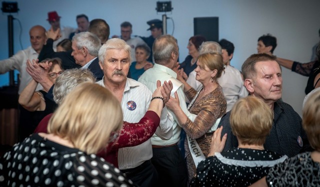 Seniorzy z całej gminy Solec nad Wisłą wspaniale bawili się podczas niedzielnego balu.