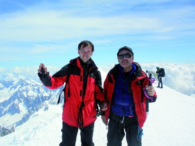 Jerzy Truchanowicz (z prawej) siódmy raz na szczycie Mont Blanc. Ostatni raz wszedł tu 25 czerwca 2010 roku z Bogumiłem Dunajem.  &#8211; Szybkie zdjęcia i rzut oka na Alpy &#8211; warto było! Taki widok nigdy się nie nudzi &#8211; zapewnia.
