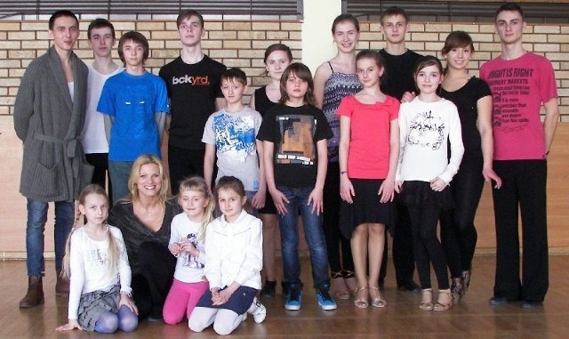 Uczestnicy zajęć tanecznych z Anną Głogowską, uczestniczką telewizyjnego programu &#8222;Taniec z Gwiazdami&#8221;