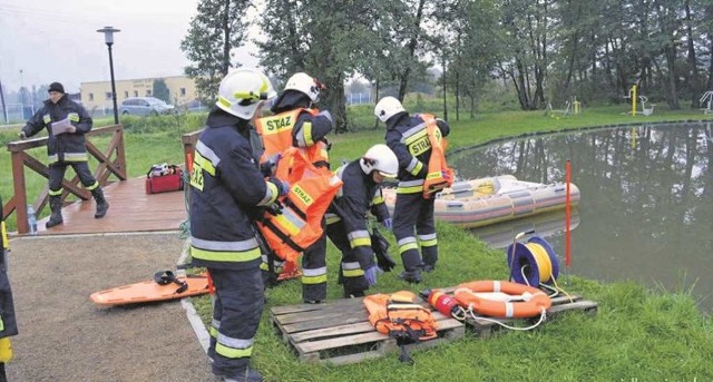 Uczestnicy mistrzostw sprawdzali swoje umiejętności transportowania poszkodowanego pontonem